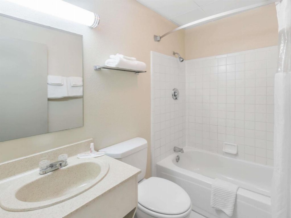 Super 8 by Wyndham Knoxville Downtown Area